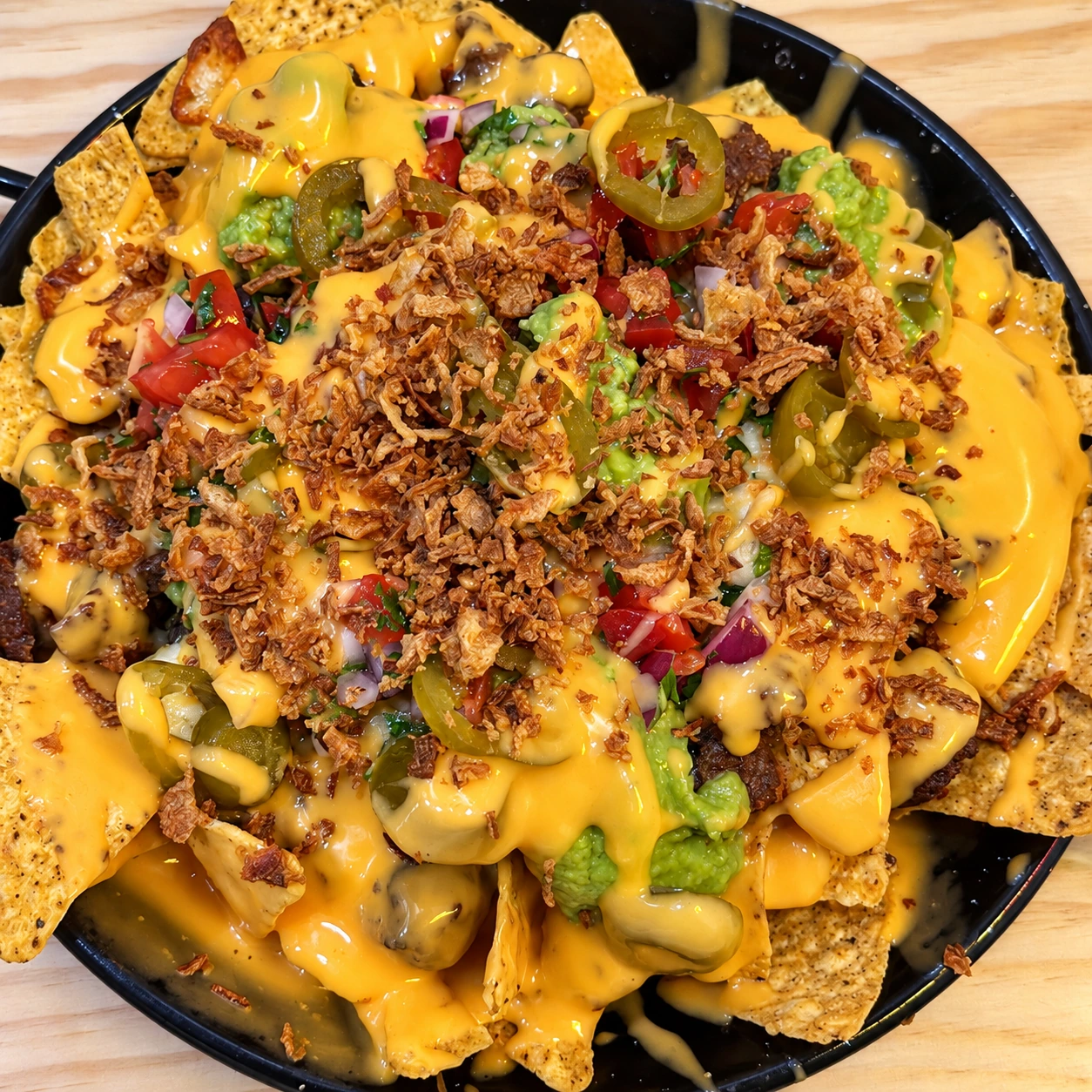 Nachos Tex-Mex con guacamole, cheddar y chili de Angus