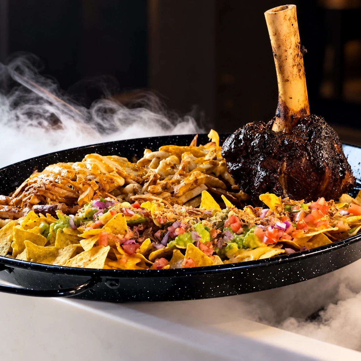 Martillo Thor: jarrete Angus con nachos, patatas y salsa de GIGANTES